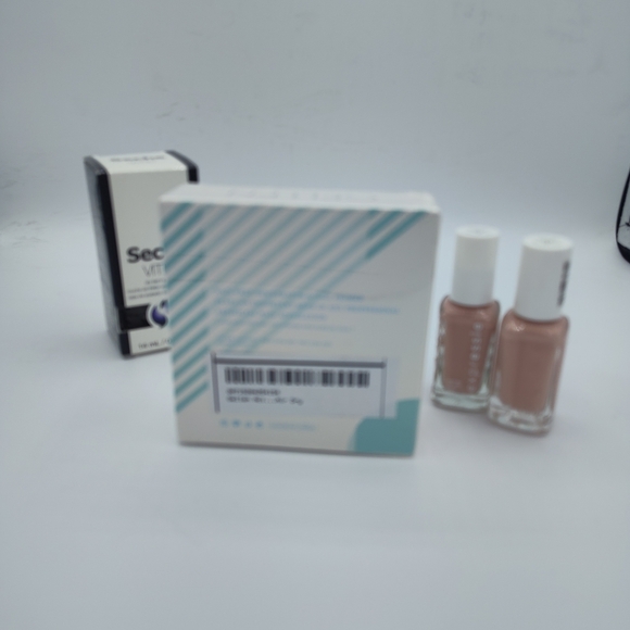 Seche Vite Top Coat and Nail Primer Set with Two Essie Nail Color NIB - Picture 2 of 4